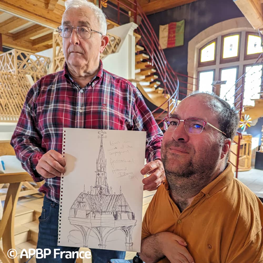 Arnaud Dubarre devant la maquette de Notre-Dame avec les Compagnons du Devoir, mars 2024