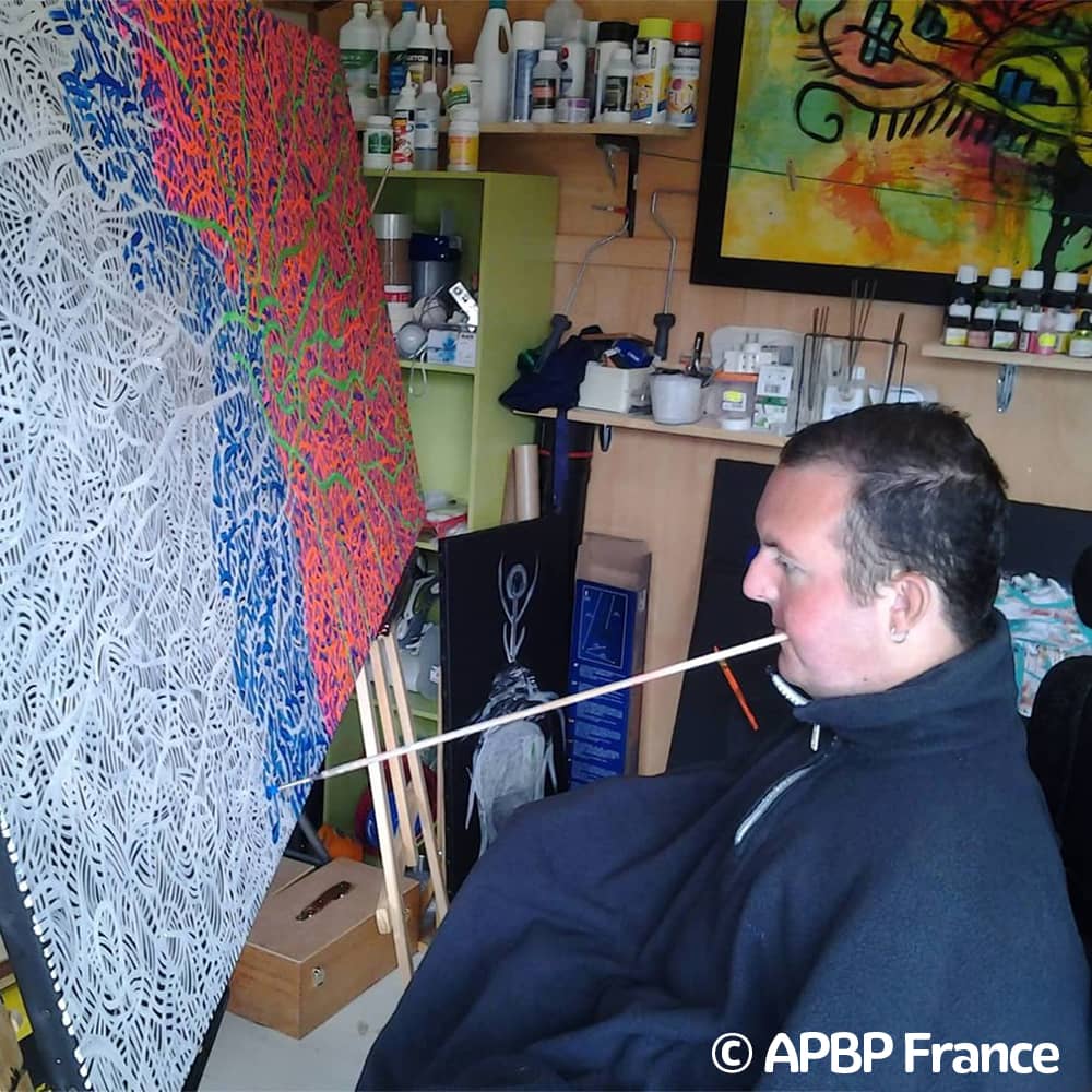 Nicolas Boussin devant une œuvre lumineuse, entre peinture, sculpture et musique