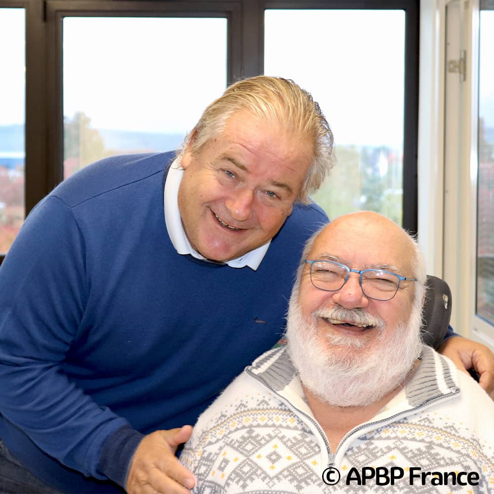 Serge Maudet, peintre de la bouche et Président de la VDMFK, présente son dessin animé réalisé à la bouche, novembre 2024