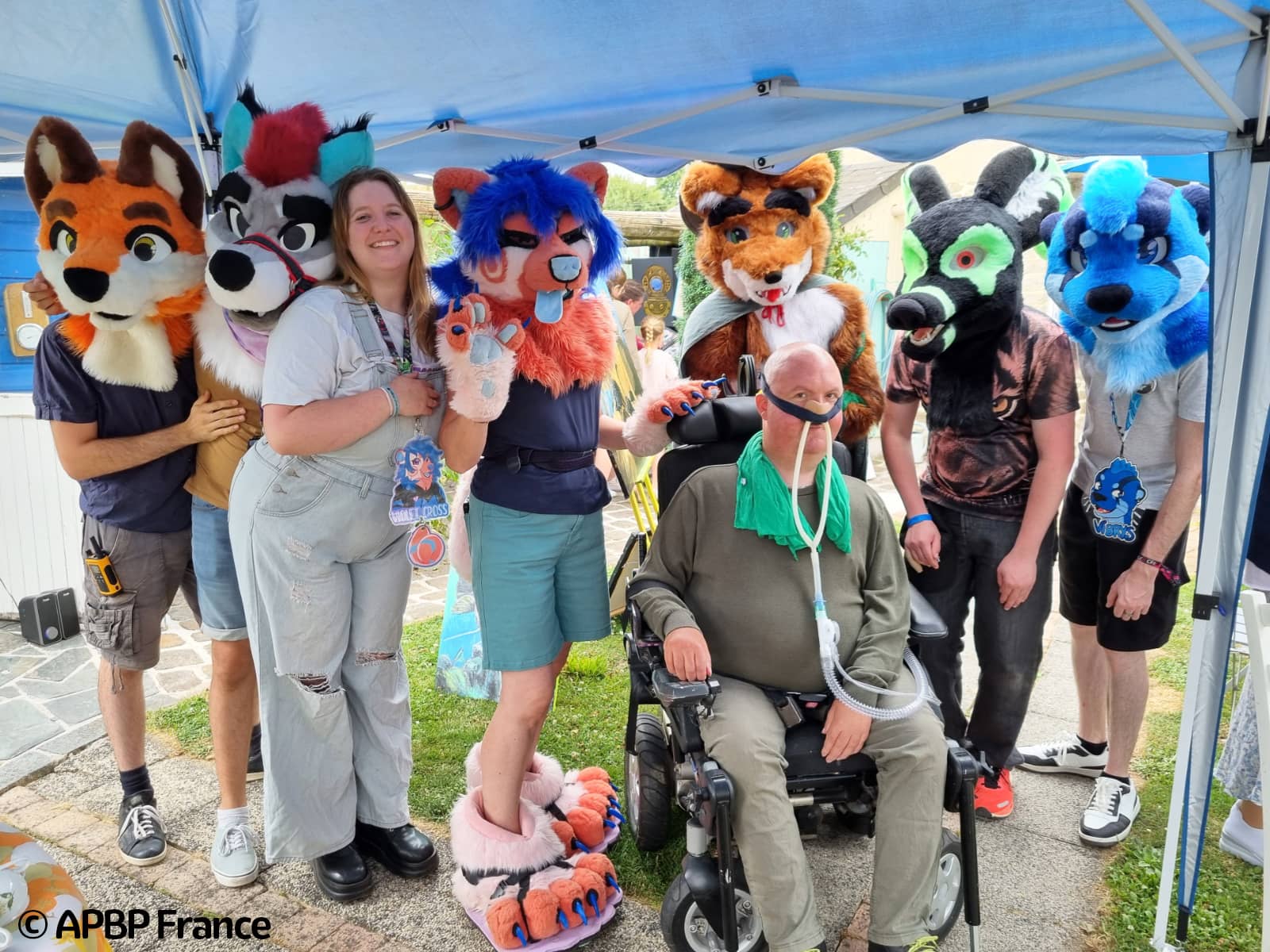 Photo du groupe furry avec l’artiste