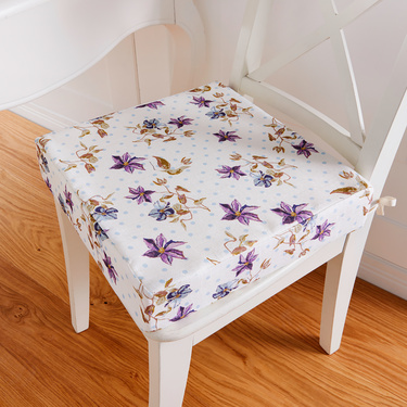 Coussin de chaise blanc et fleuri
