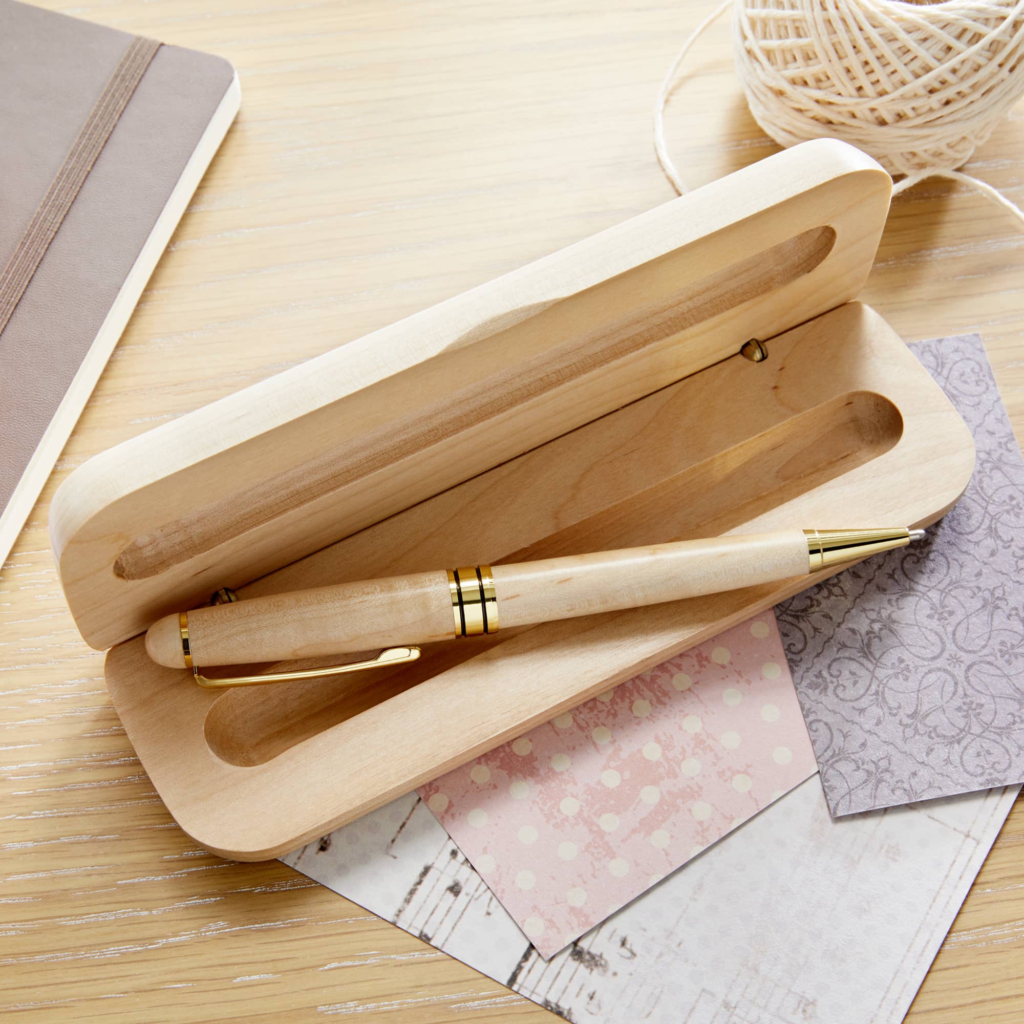 Stylo et étui en bois personnalisée . Gravure laser. Fournitures scolaires.